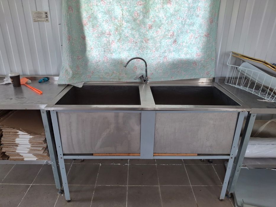 столы 2 шт и мойка стол