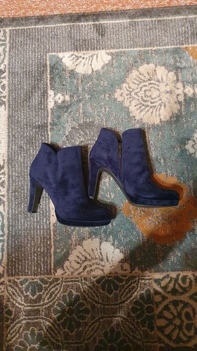 Продам женские ботинки