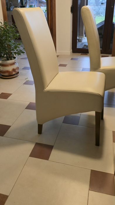 Set dining modern: masă nuc + 6 scaune crem, impecabile