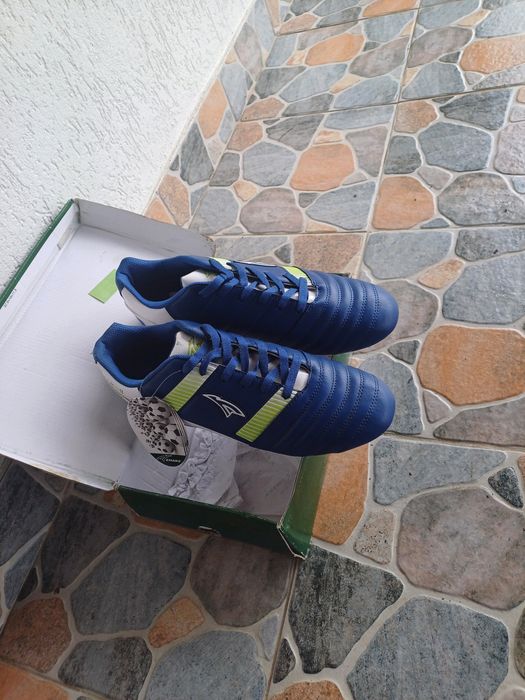 Vand 2 perechi de crampoane pentru fotbal