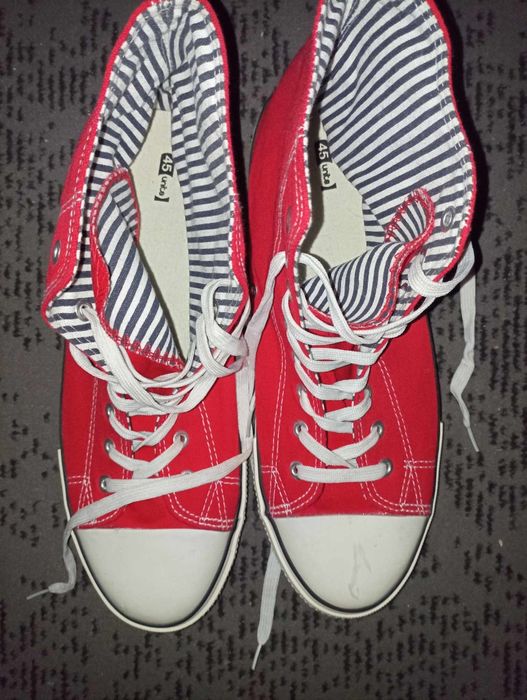 Продавам мъжки кецове Червени 45номер чисто нови  и  бели 44 номер обу