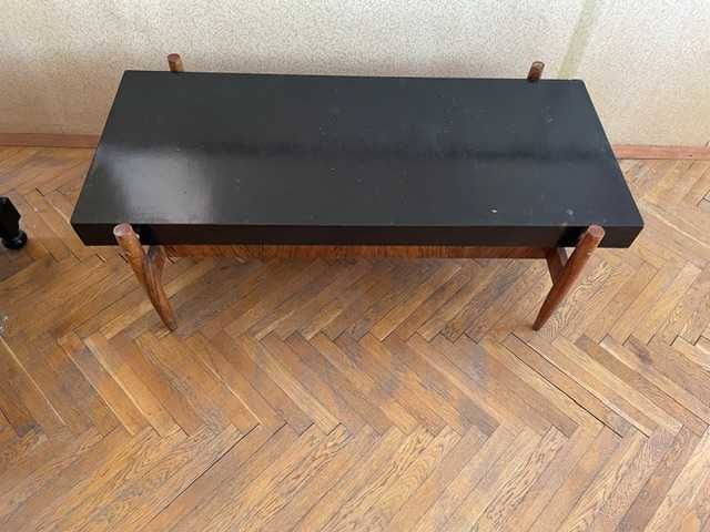 Комплект мебели (секция, масичка за кафе, шкафче) от орехово дърво