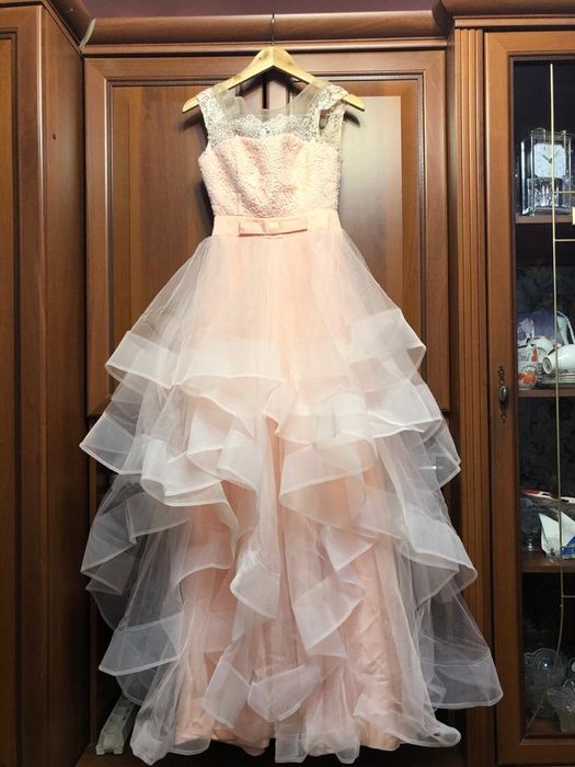 Вечернее шикарное платье.