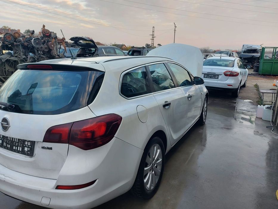 Dezmembram Opel Astra J, an 2012, motor 1.7 CDTI, euro 5