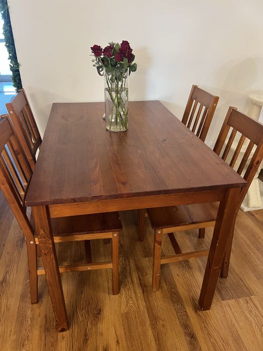 Set masa din lemn cu patru scaune - 600 ron
