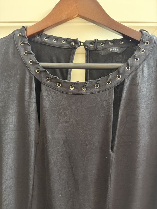 Rochie neagra Guess cu detalii