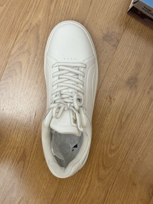 Белые кроссовки Rhaps