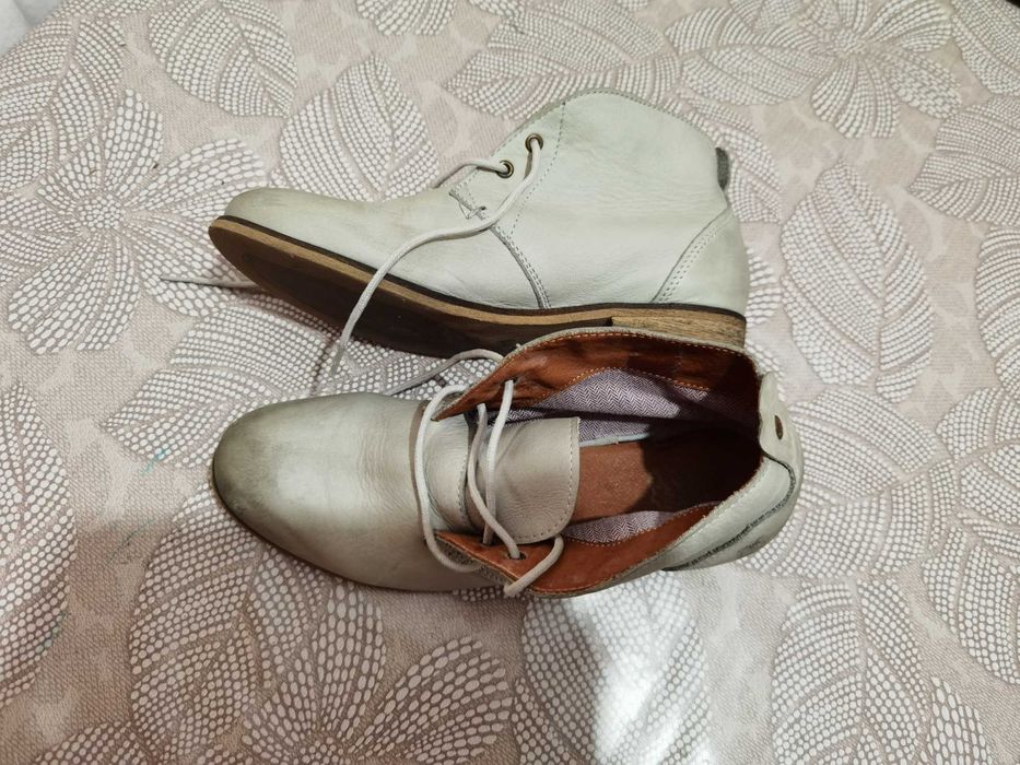 Светло сиви обувки от естествена кожа