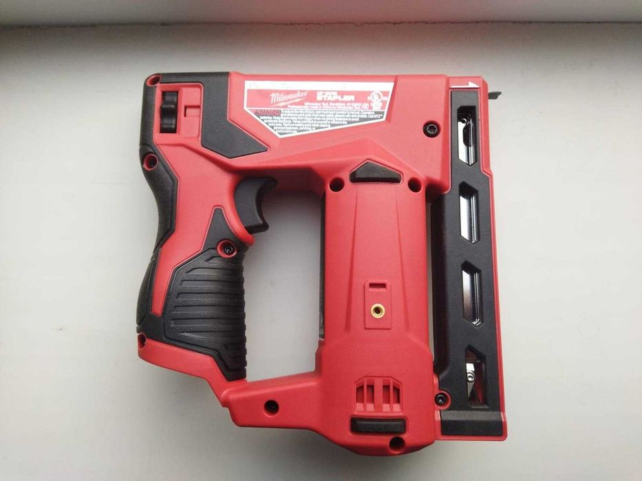 Аккумуляторный степлер Milwaukee M12 BST-0