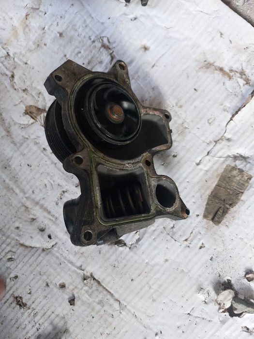 Водна помпа е90 е91 бмв  2.0д 184кс bmw e90 e91 2.0d