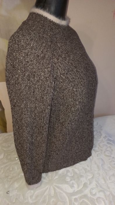 Женский теплый свитер сатылады