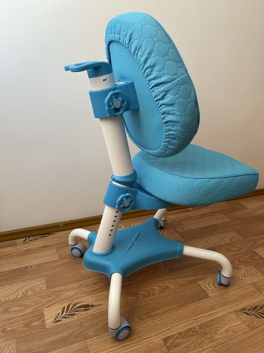 Детское кресло. Устойчивое с регулировкой на колесах.