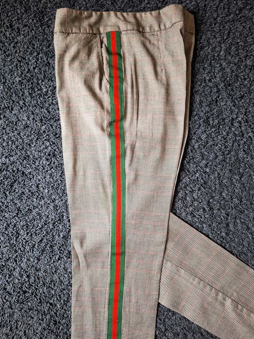 Спортно елегантен костюм напомнящ Gucci