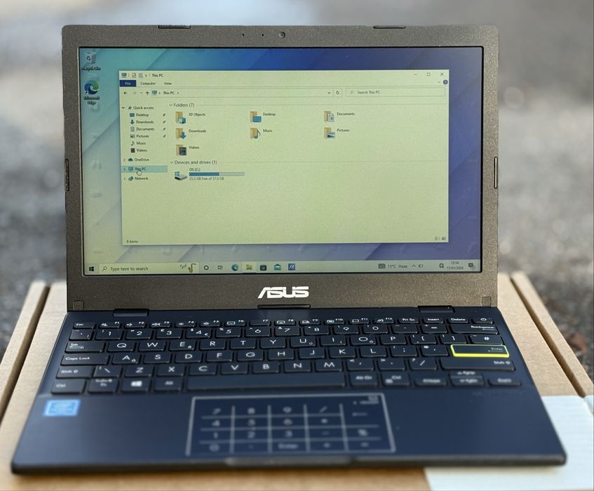 Компактен лаптоп ASUS E210MA, 4GB RAM, 64GB, 11.6”