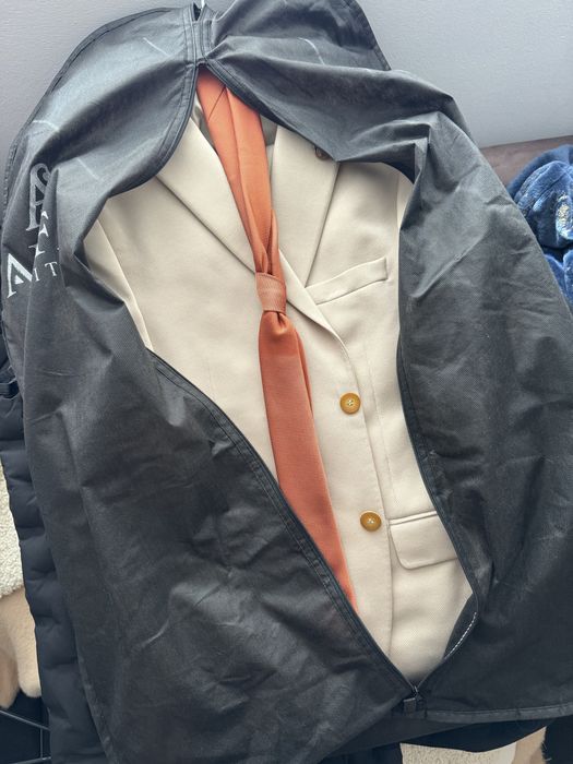 Бежов костюм с оранжеви елементи