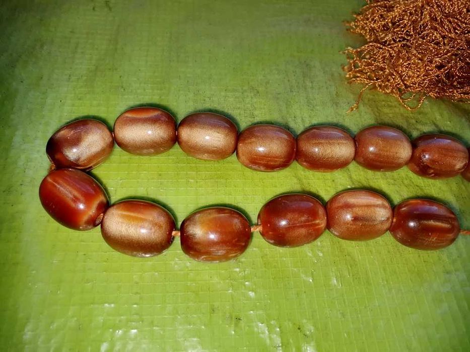 H131- Colier cu margele mari din bachelita veche perioada inainte de razboi, snur aurit, culori frumoase deosebite stare buna peiesa de mare calitate.