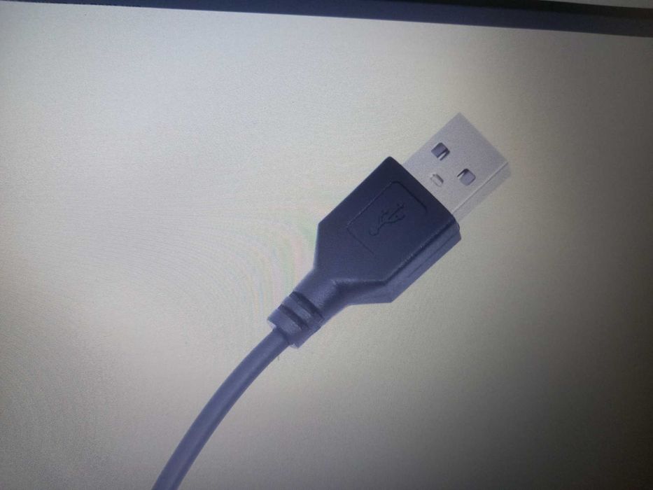 LED горна табла за легло бяла 140x18,5x103,5 см инженерно дърво