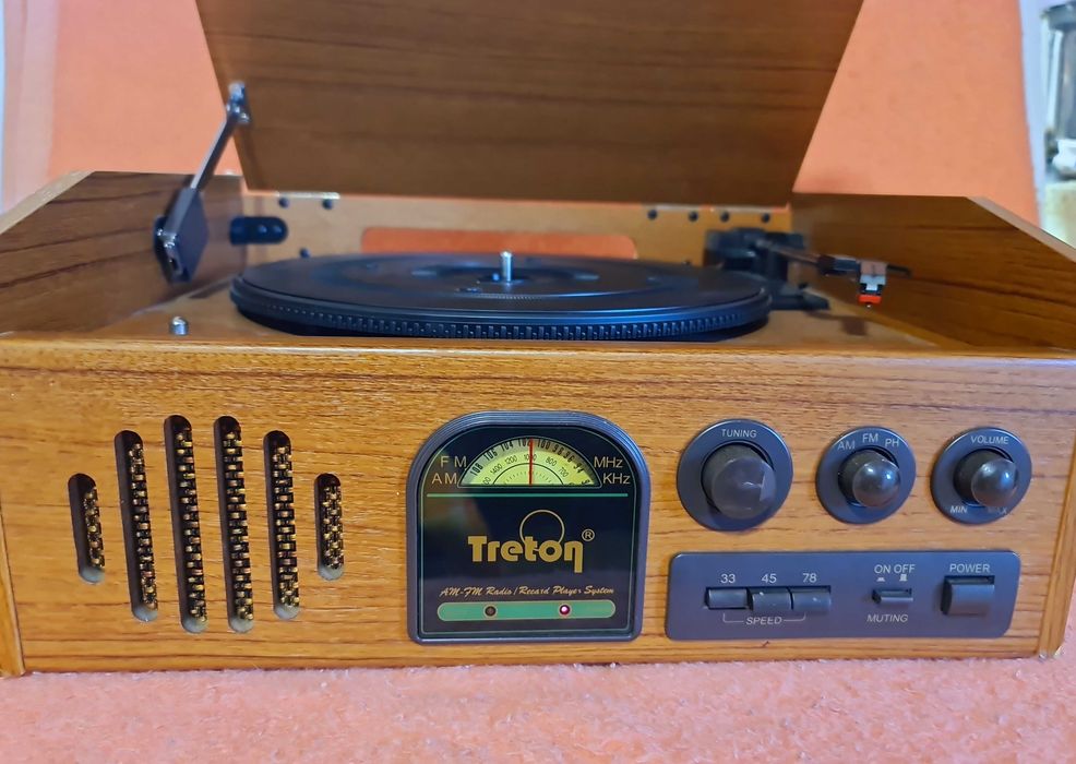 Radio cu pickup "Treton" Funcțional.