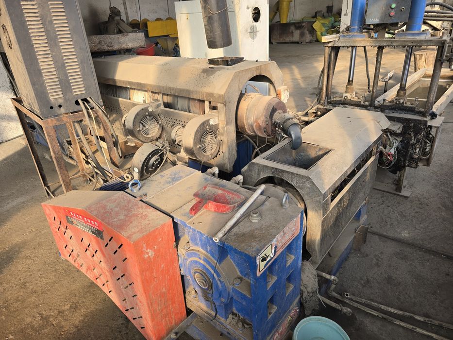 Granula chiqaradigan uskuna sotiladi