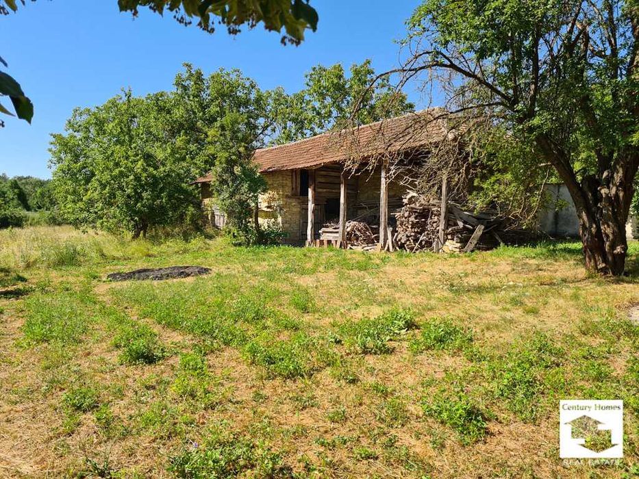 116191 Две къщи в един имот, с голям двор, в с. Балван