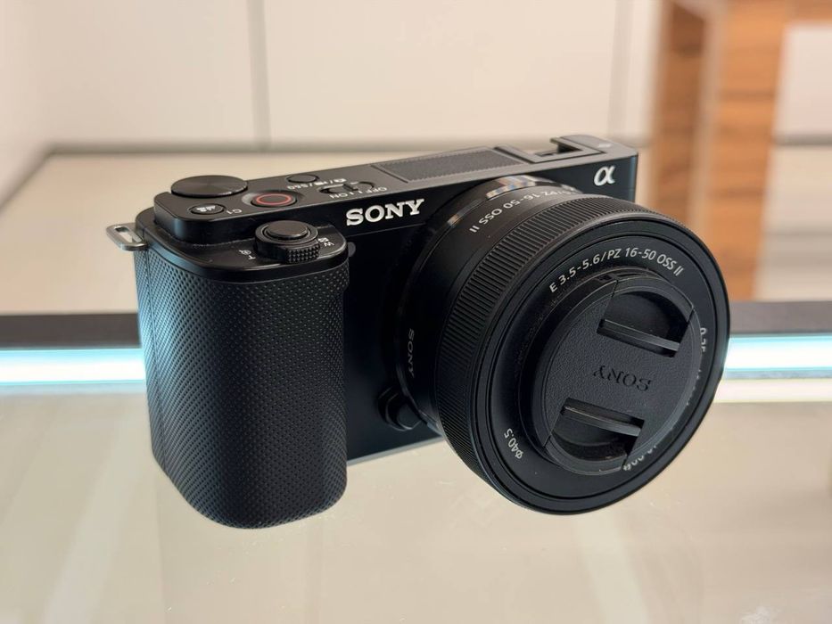 Sony ZV-E10  Комплектация: полная + вспышка