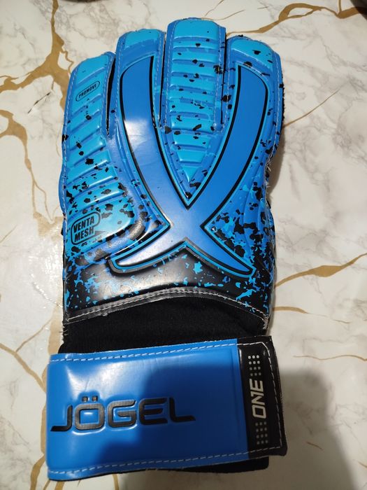 Продам вратарские перчатки