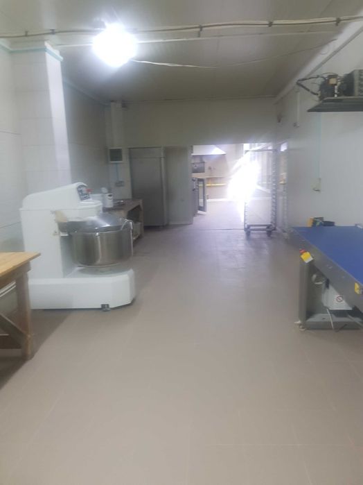 Vând hala de producție si spațiu comercial