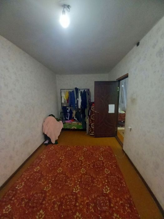 Продается 2х ком кв в Чирчике 1 мкн 2 этаж около 24 школы