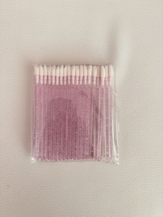 Кутийка с козметични консумативи + подарък