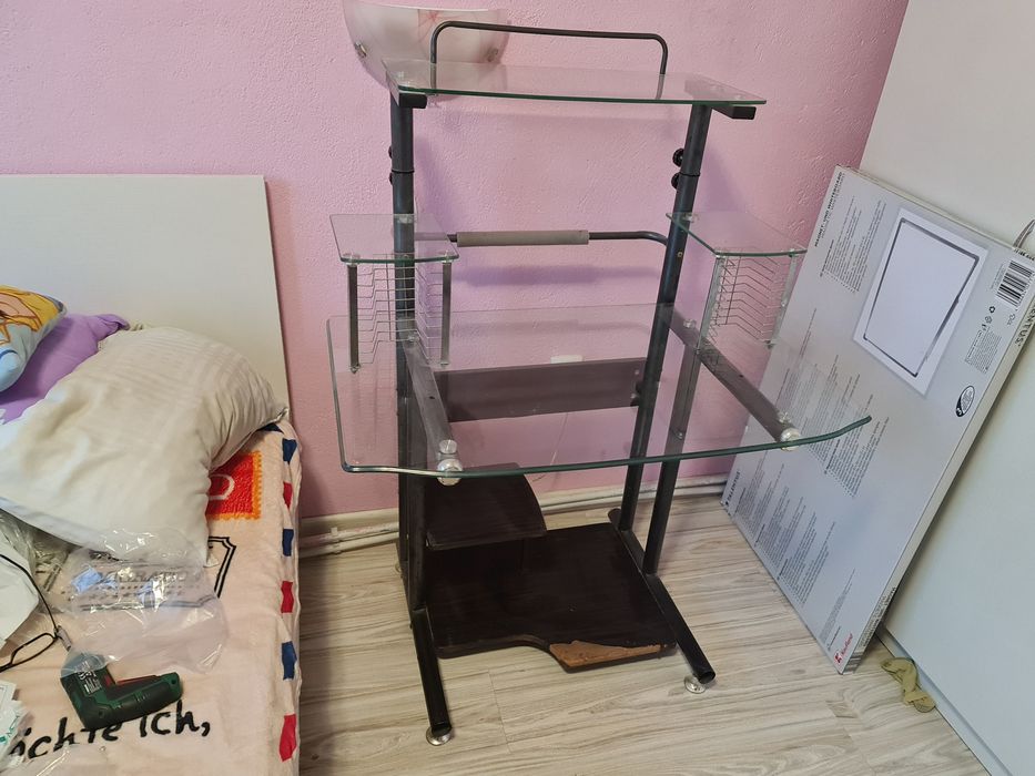 Стъклено бюро с надстройка за компютър