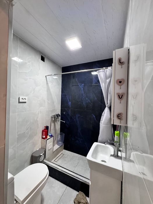 1,3 сотих,  фасад 11 метр,  2 хонали ховли сотилади