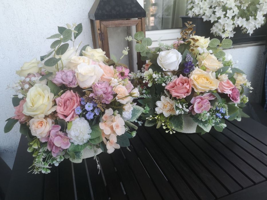 Аранжировки за маса от изкуствени цветя