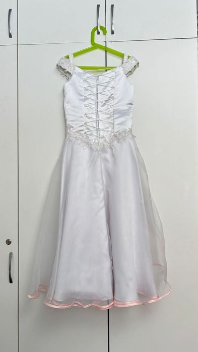 Продам платье нарядное белое.