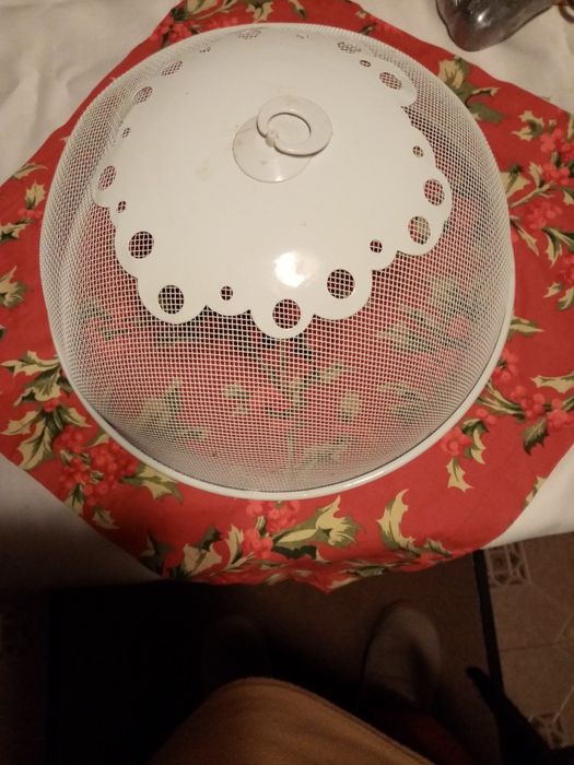 Dispozitiv pentru acoperit mincare la terasa