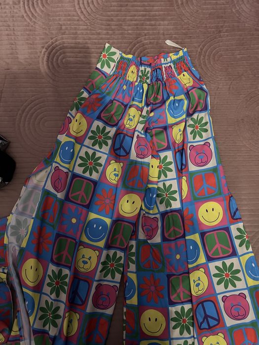 Compleu top si pantaloni cu taietura pe picior