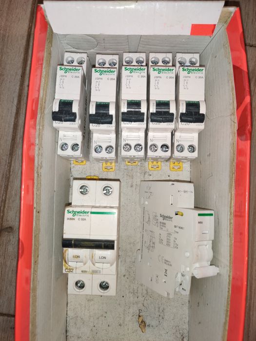 Siguranțe/disjunctoare Schneider Electric + modul supratensiune