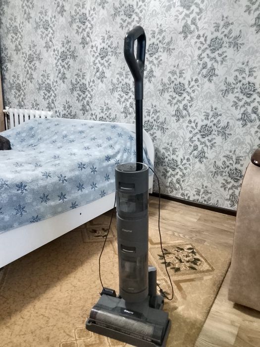 Продам моющий вертикальный пылесос dreame