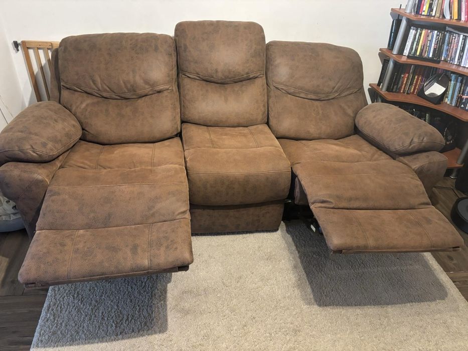 Диван с два релакса. Добро състояние. Претапициран