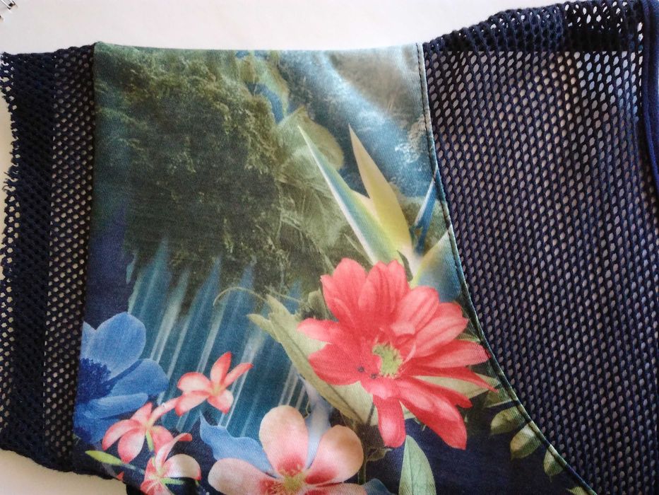 Красива блуза с флорални мотиви - XL