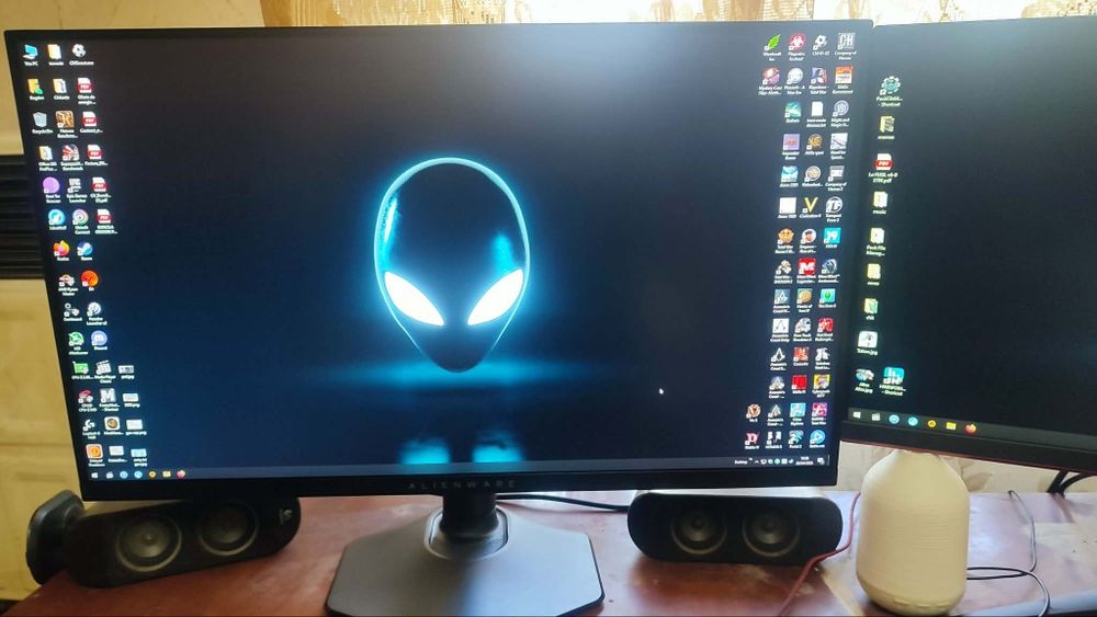 Monitor Gaming LED Alienware AW2724DM  27 inch QHD IPS  180 hz   freesync  premium pro  + G sync  Garantie
