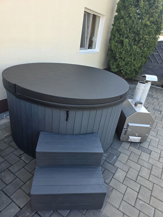 Ciubar din fibra cu jacuzzi si soba exterioara