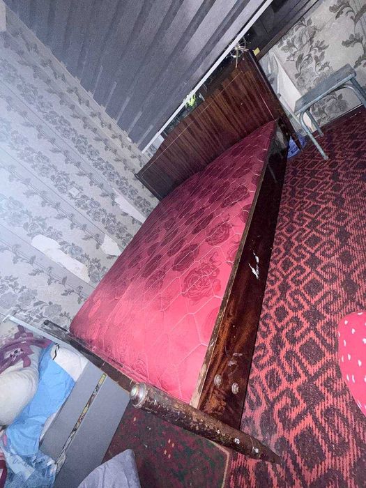 Продам шифоньер, кровать, сервант и 2 тумбочки из одного гарнитура