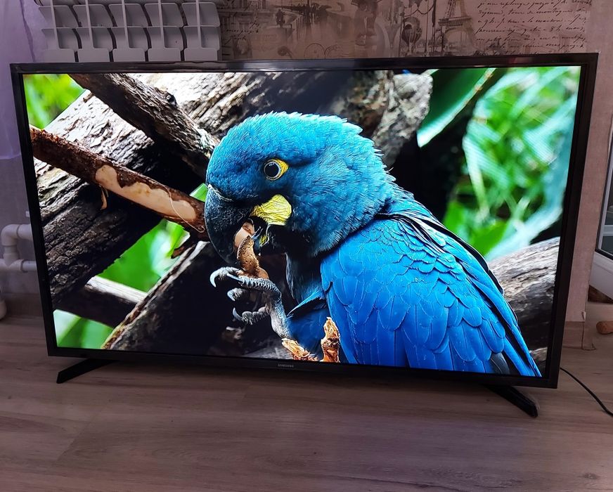 Смарт телевизор Samsung 81см. С креплением на стену.