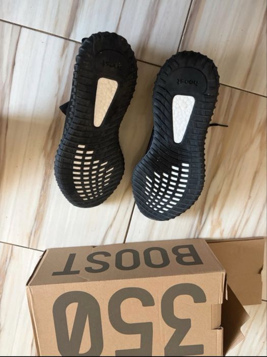 yeezy 350 onyx marime 44 noi