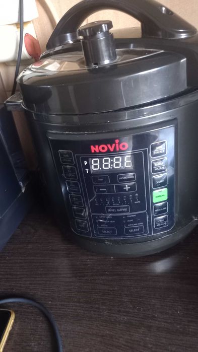 Multicooker sub presiune nou, capacitate 6 litri si carte rețete