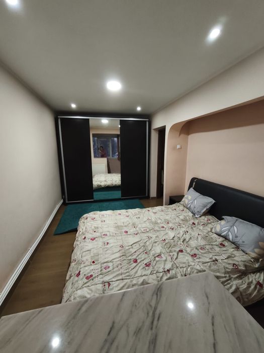 Închiriez apartament cu 2 camere