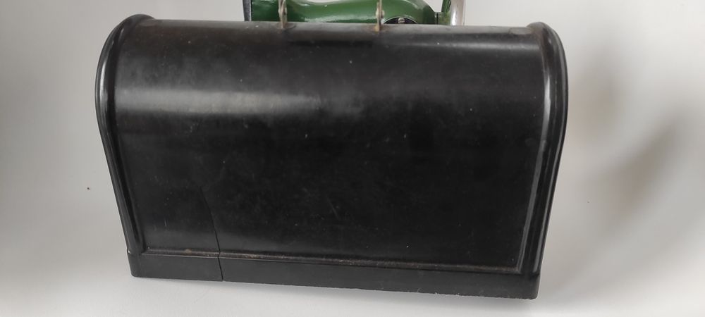 Детска шевна машина. Ретро. Играчка.