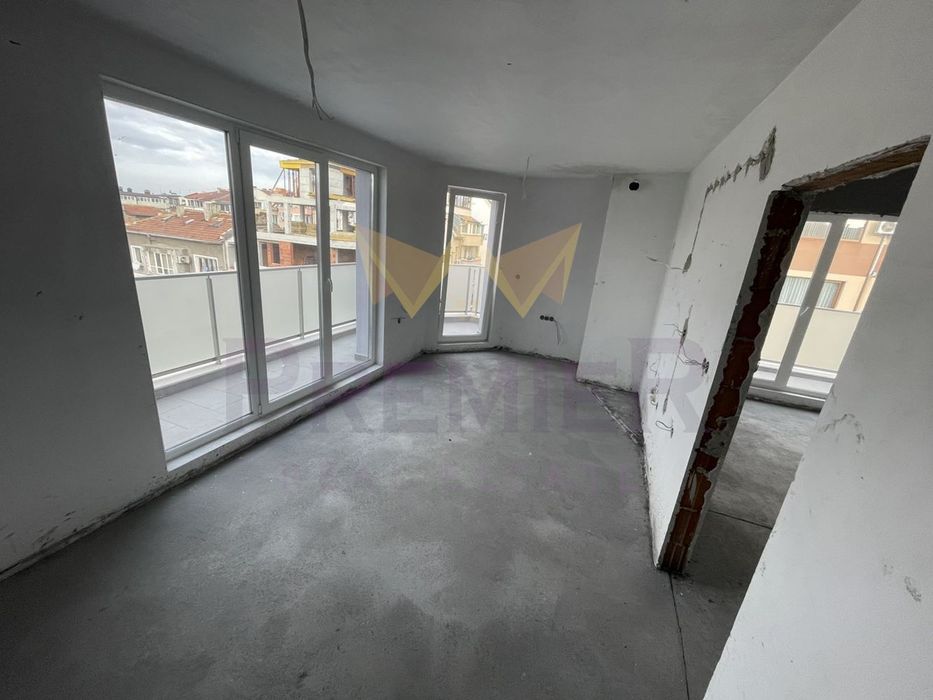 Продава се Тристаен апартамент в Бургас, Възраждане - 95 кв.м за 1266 €/кв.м - Снимка #2