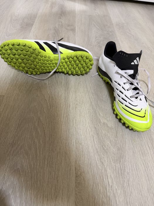 Футболни обувки (стоножки) 42, но отговарят на 41