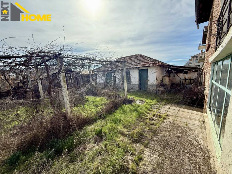 Самостоятелна двуетажна къща с дворно място и гараж